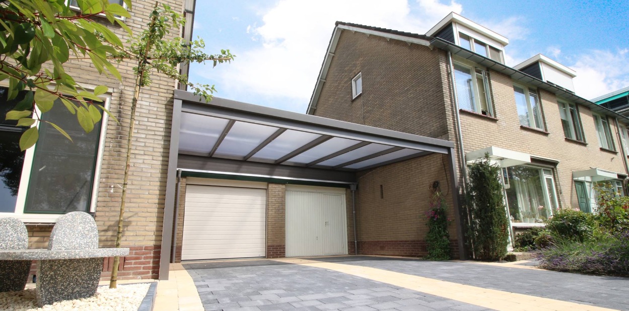 Dubbele carport tussen 2 woningen