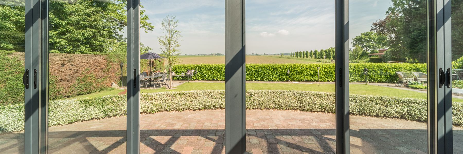 Glazen wanden tuinkamer