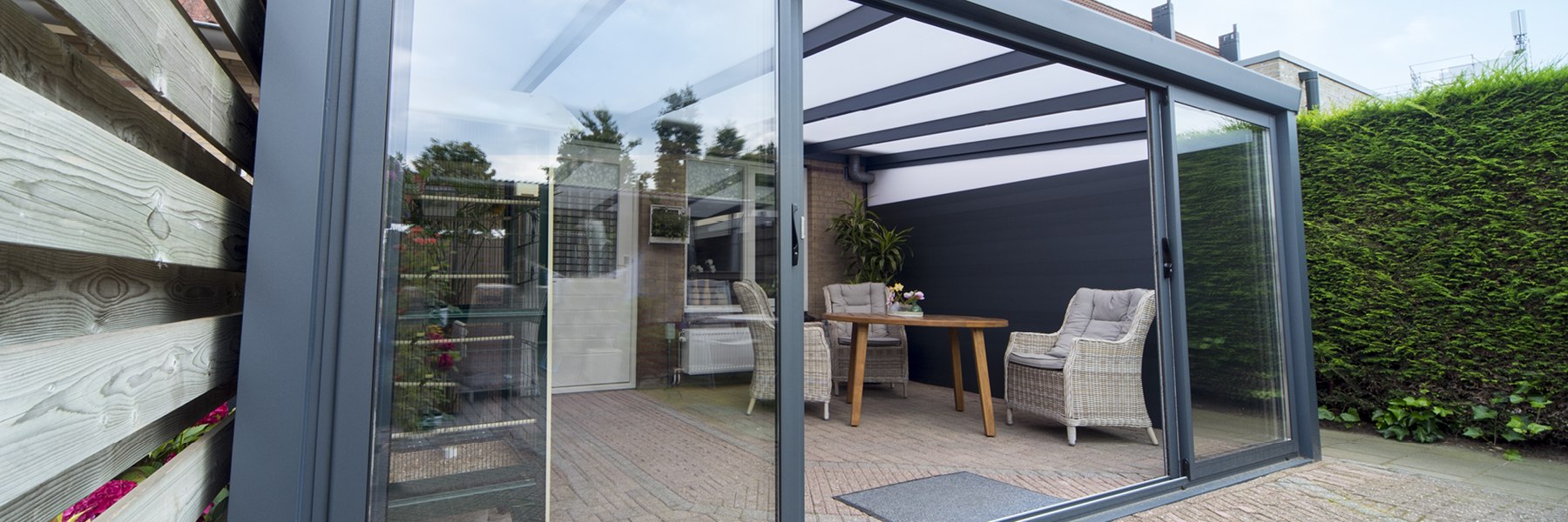 tuinkamers antraciet met wanden open