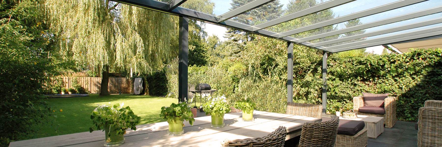 Veranda antraciet met uitzicht op tuin