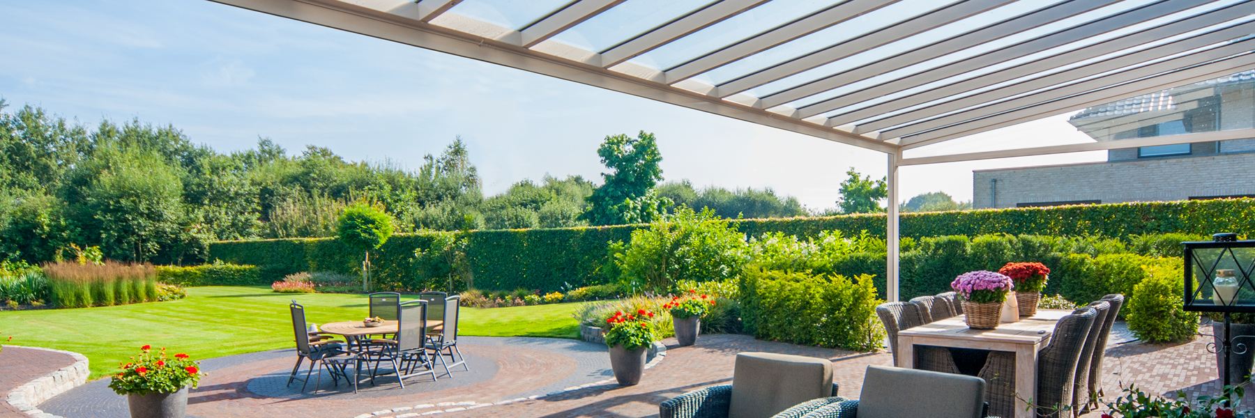 Veranda wit met uitzicht op tuin