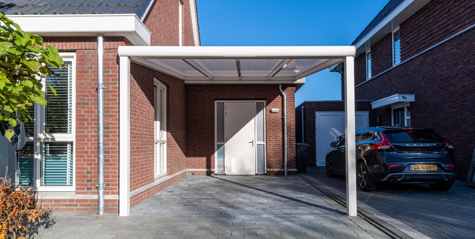 Witte-carport-aan-huis-vooraanzicht.