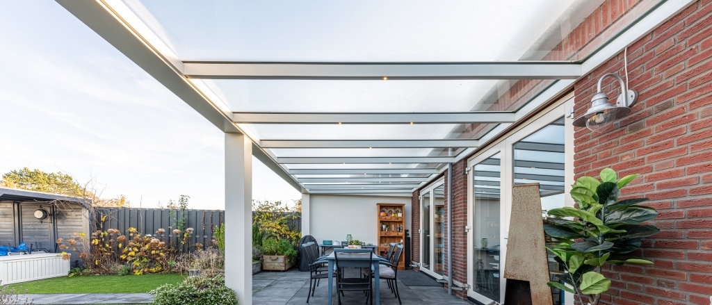 witte-glazen-veranda-met-ledverlichting 