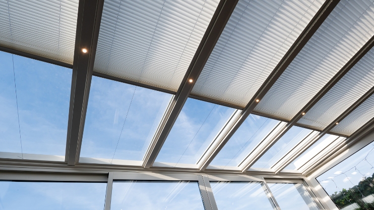 witte-veranda-met-zonwering-en-ledlampjes